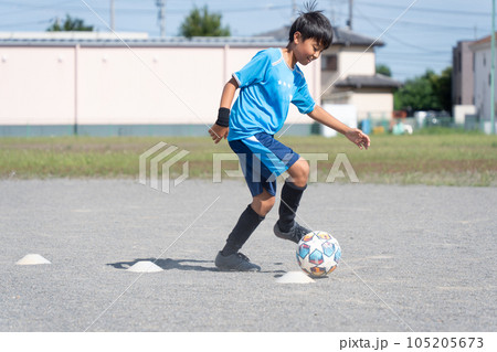 サッカーの練習をする小学生の男の子 サッカーの練習をする小学生の男の子 105205673