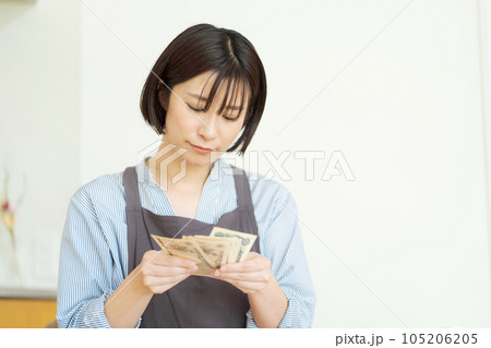 お札を数える主婦の写真 105206205