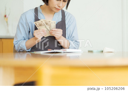 お札を数える主婦の写真 105206206