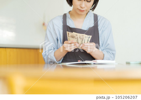 お札を数える主婦の写真 105206207