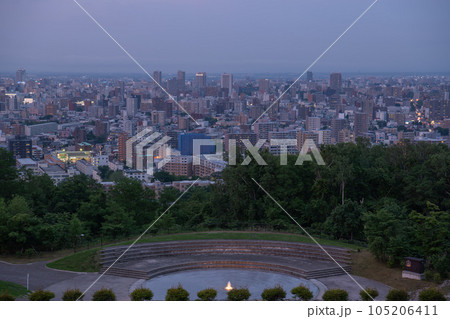 公園から見た都市 105206411
