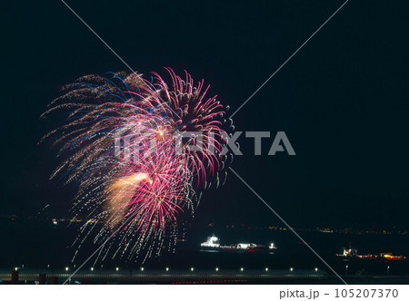 ピンクと黄色の花火 105207370