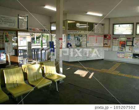 「東武鉄道木崎駅(2010.11)」 駅舎内東側を望む。白を基調の待合室が屋根色と対比して清楚感 「東武鉄道木崎駅(2010.11)」 駅舎内東側を望む。白を基調の待合室が屋根色と対比して清楚感 105207502