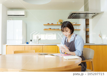 お札を数える女性 お札を数える女性 105207723