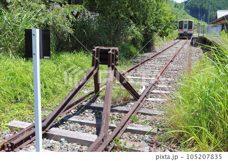 名松線 伊勢奥津駅に停車するキハ11形車両と車止め 名松線 伊勢奥津駅に停車するキハ11形車両と車止め 105207835