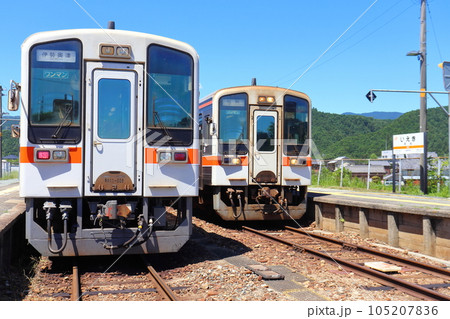 列車交換中の名松線 家城駅(三重県津市) 列車交換中の名松線 家城駅(三重県津市) 105207836