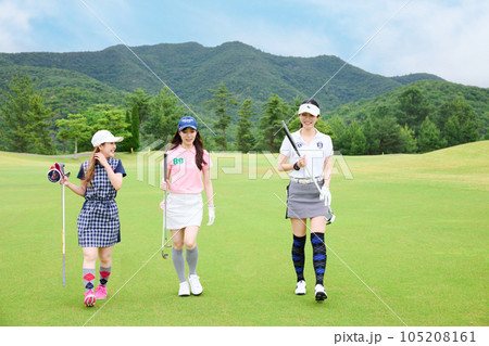 ゴルフをする女性 105208161