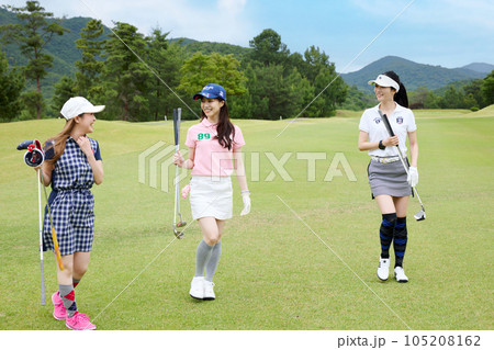 ゴルフをする女性 ゴルフをする女性 105208162