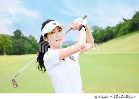 ゴルフをする女性 105208617