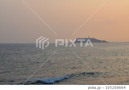 夕暮れの稲村ケ崎公園からの江の島 神奈川 夕暮れの稲村ケ崎公園からの江の島 神奈川 105208664