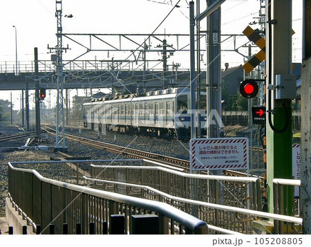 ｢東武鉄道木崎駅(2010.11)｣ 電車がホームへ。しゃだん機が降りて通路の横断は出来ません 105208805