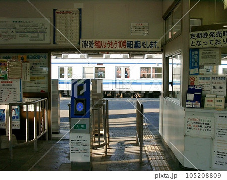 ｢東武鉄道木崎駅(2010.11)｣ 利用が開始されたICカード専用簡易改札機。1台が稼働中 105208809
