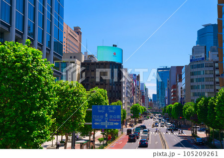 【東京都】8月・日比谷通りと新橋駅を望むビル街《405号線》 105209261