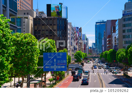 【東京都】8月・日比谷通りと新橋駅を望むビル街《405号線》 105209262
