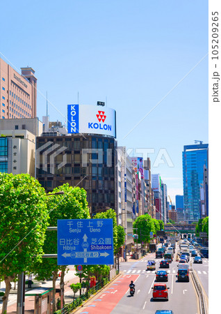 【東京都】8月・日比谷通りと新橋駅を望むビル街《405号線》 105209265