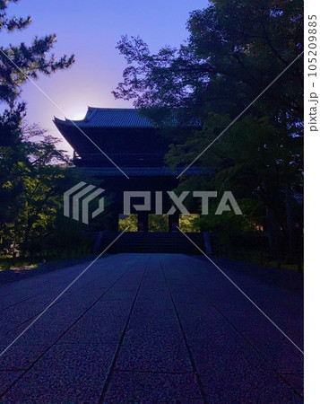京都 夏の南禅寺三門 京都 夏の南禅寺三門 105209885