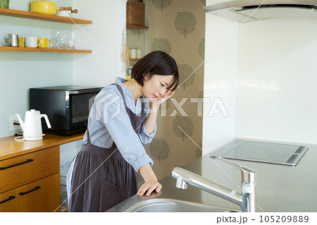 体調不良の女性の写真 105209889