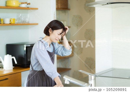 体調不良の女性の写真 105209891