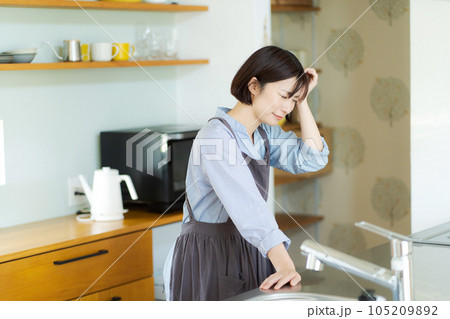 体調不良の女性の写真 105209892