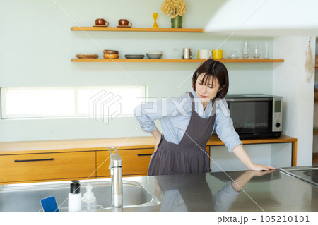 体調不良の女性の写真 105210101