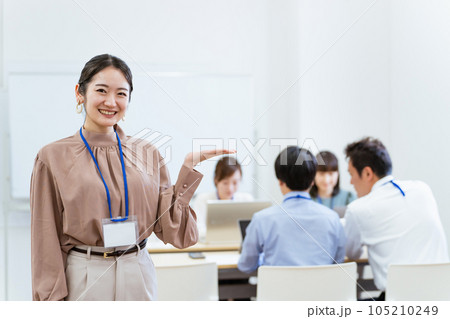 オフィスで働く若いビジネスウーマン・新入社員 105210249