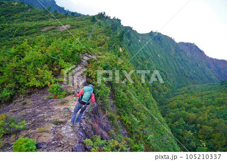 平ヶ岳のヤセ尾根登山道を登る登山者 平ヶ岳のヤセ尾根登山道を登る登山者 105210337