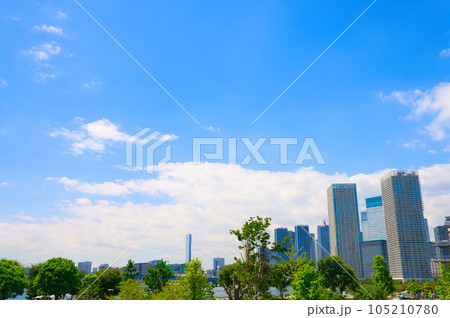 【東京都】8月・青空の豊洲公園と晴海の都市風景 【東京都】8月・青空の豊洲公園と晴海の都市風景 105210780