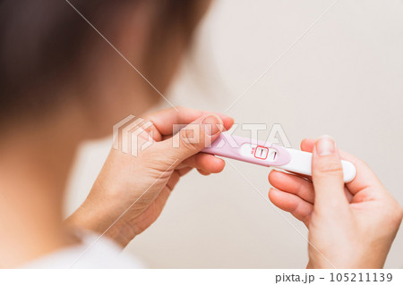 妊娠検査薬 の 陽性 で 妊娠 を確認する 【 不妊治療 の イメージ 】 妊娠検査薬 の 陽性 で 妊娠 を確認する 【 不妊治療 の イメージ 】 105211139