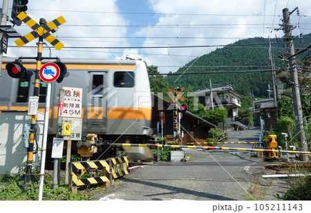 JR青梅線の鳩ノ巣西踏切（東京都西多摩郡奥多摩町） 105211143