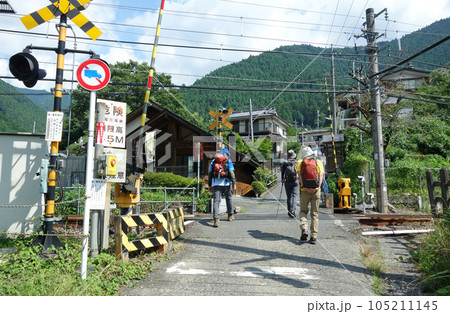 JR青梅線の鳩ノ巣西踏切 JR青梅線の鳩ノ巣西踏切 105211145