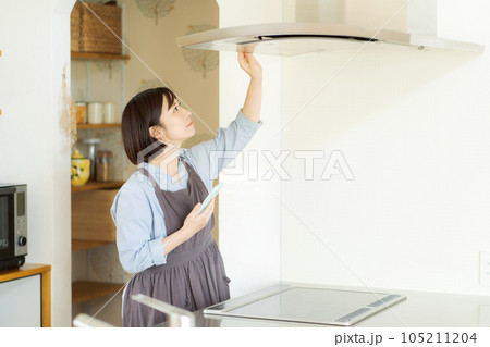 換気扇をチェックする女性 105211204