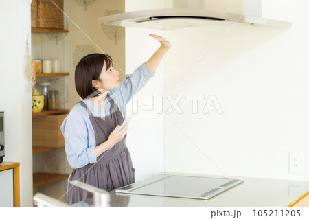 換気扇をチェックする女性 105211205
