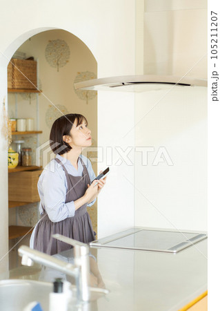 換気扇をチェックする女性 換気扇をチェックする女性 105211207