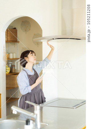 換気扇をチェックする女性 105211208