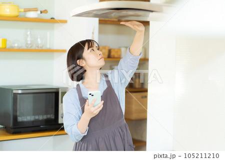 換気扇をチェックする女性 換気扇をチェックする女性 105211210