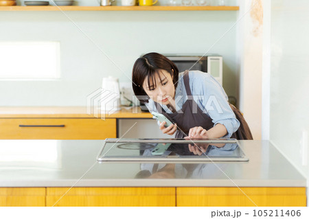 IHコンロを操作する女性 105211406