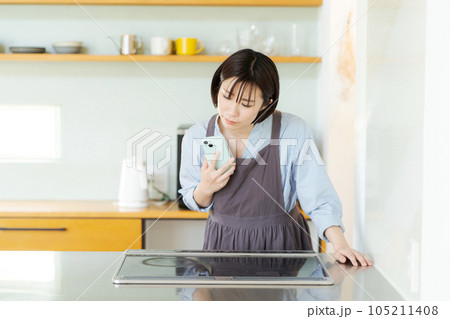 IHコンロを操作する女性 IHコンロを操作する女性 105211408