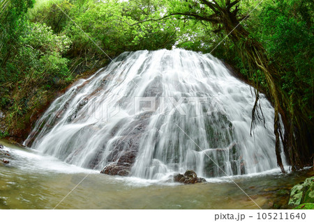 夏に涼しげな下甑島の瀬尾観音三滝の瀑布 夏に涼しげな下甑島の瀬尾観音三滝の瀑布 105211640