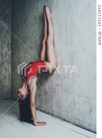 Woman standing on hands 105211643