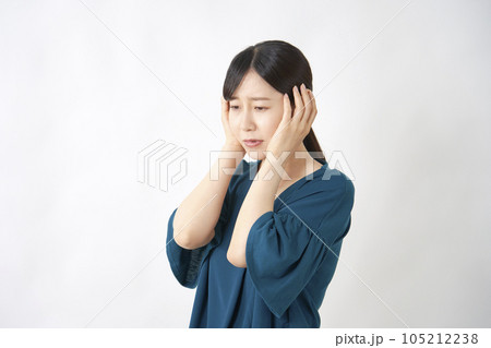 頭を抱える女性 白背景 頭を抱える女性 白背景 105212238