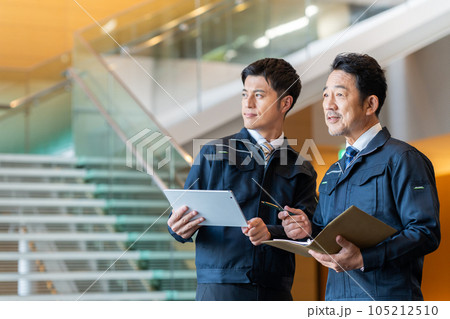 オフィスで打合せをする作業員の男性 105212510