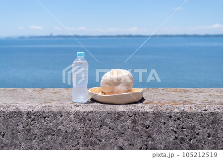 夏の風景 水と麦わら帽子 夏の風景 水と麦わら帽子 105212519
