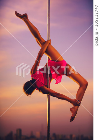 Young pole dance woman 105212747