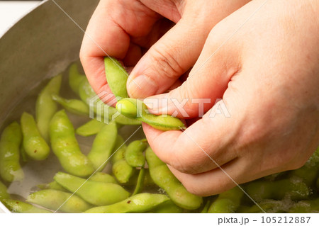 枝豆 茹る 手 枝豆 茹る 手 105212887