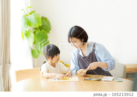 お金の勉強をしている親子 105213012