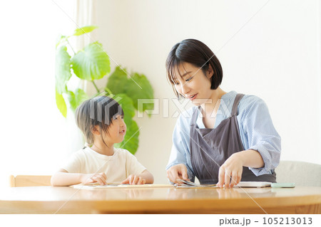 お金の勉強をしている親子 105213013
