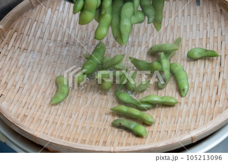 枝豆　茹でこぼす 105213096