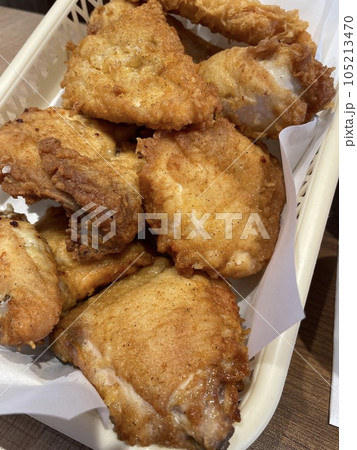 フライドチキン 鶏の唐揚げ サクサクの揚げ物 フライドチキン 鶏の唐揚げ サクサクの揚げ物 105213470