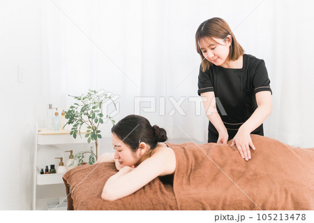 エステをする女性とエステティシャン(腰) エステをする女性とエステティシャン(腰) 105213478