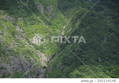 谷川岳登山道から一ノ倉沢を眺める 谷川岳登山道から一ノ倉沢を眺める 105214148